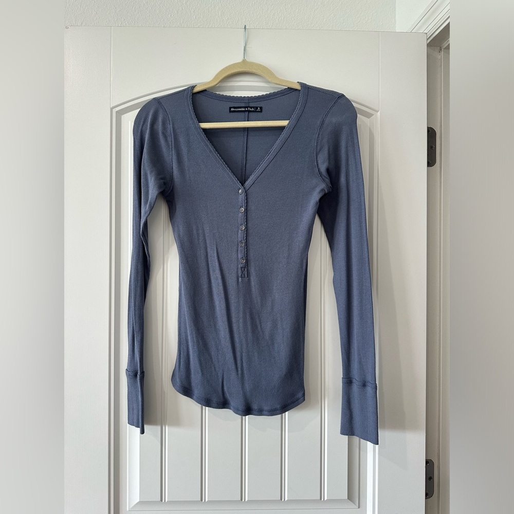 ABERCROMBIE & FITCH LONG SLEEVE HENLEY